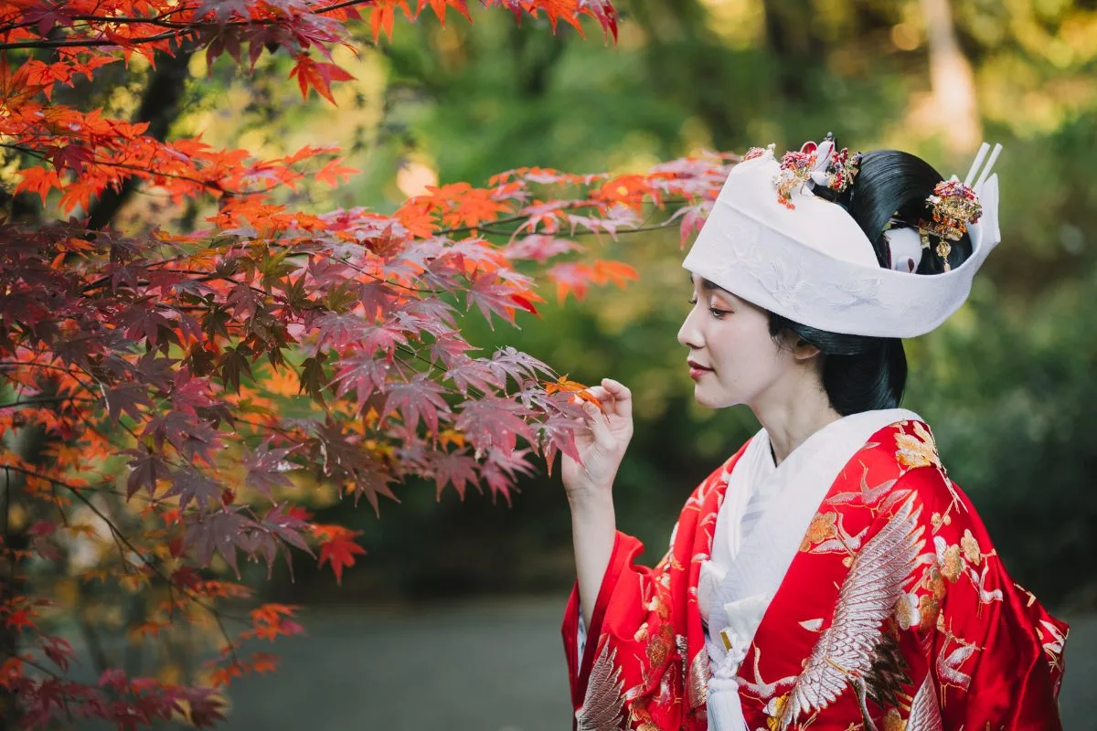 紅葉と赤い色打掛の花嫁